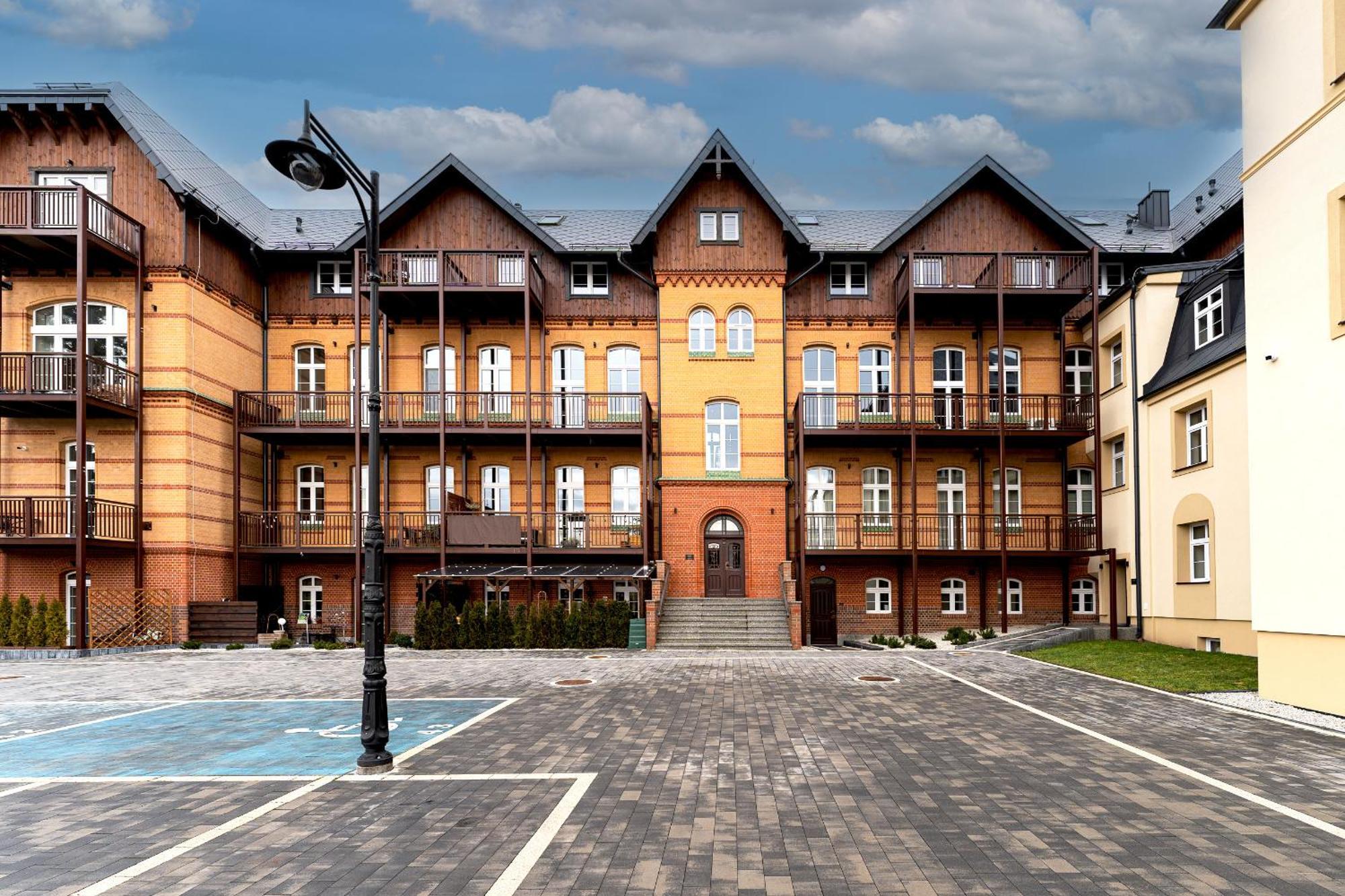 Apartament Inspirujacy - Z Prywatnym Monitorowanym Parkingiem - 4 Osobowy - Space Apart Jelenia Gora Bagian luar foto